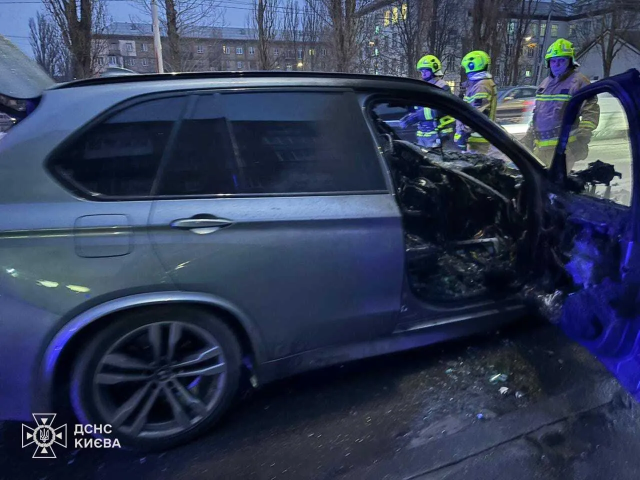 У Києві на Солом’янці під час руху загорівся BMW. Подробиці НП та фото