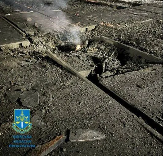 Росіяни атакували Київщину "Шахедами": у Бориспільському районі загинув залізничник, у столиці спалахнула пожежа. Фото й відео