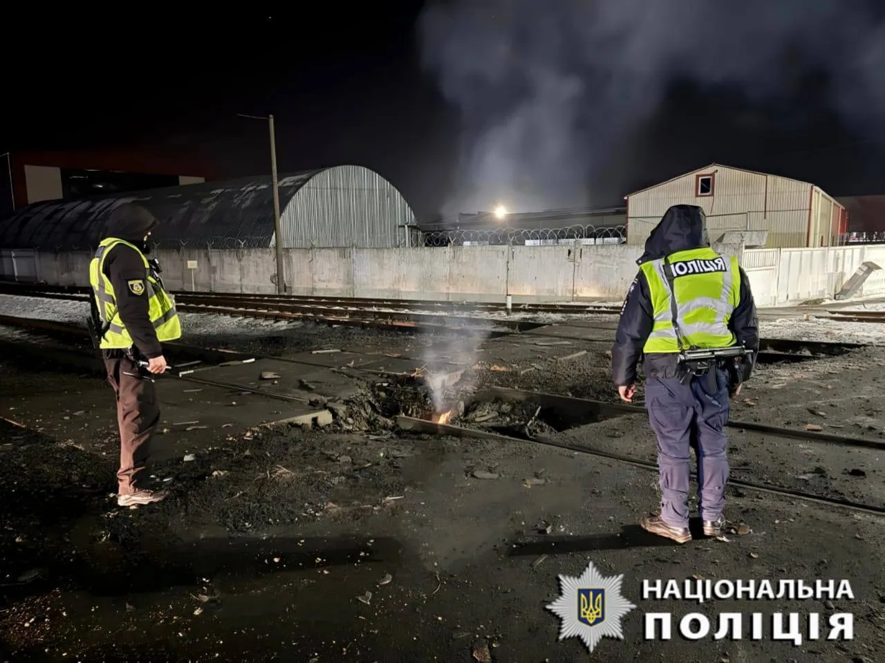 Росіяни атакували Київщину "Шахедами": у Бориспільському районі загинув залізничник, у столиці спалахнула пожежа. Фото й відео