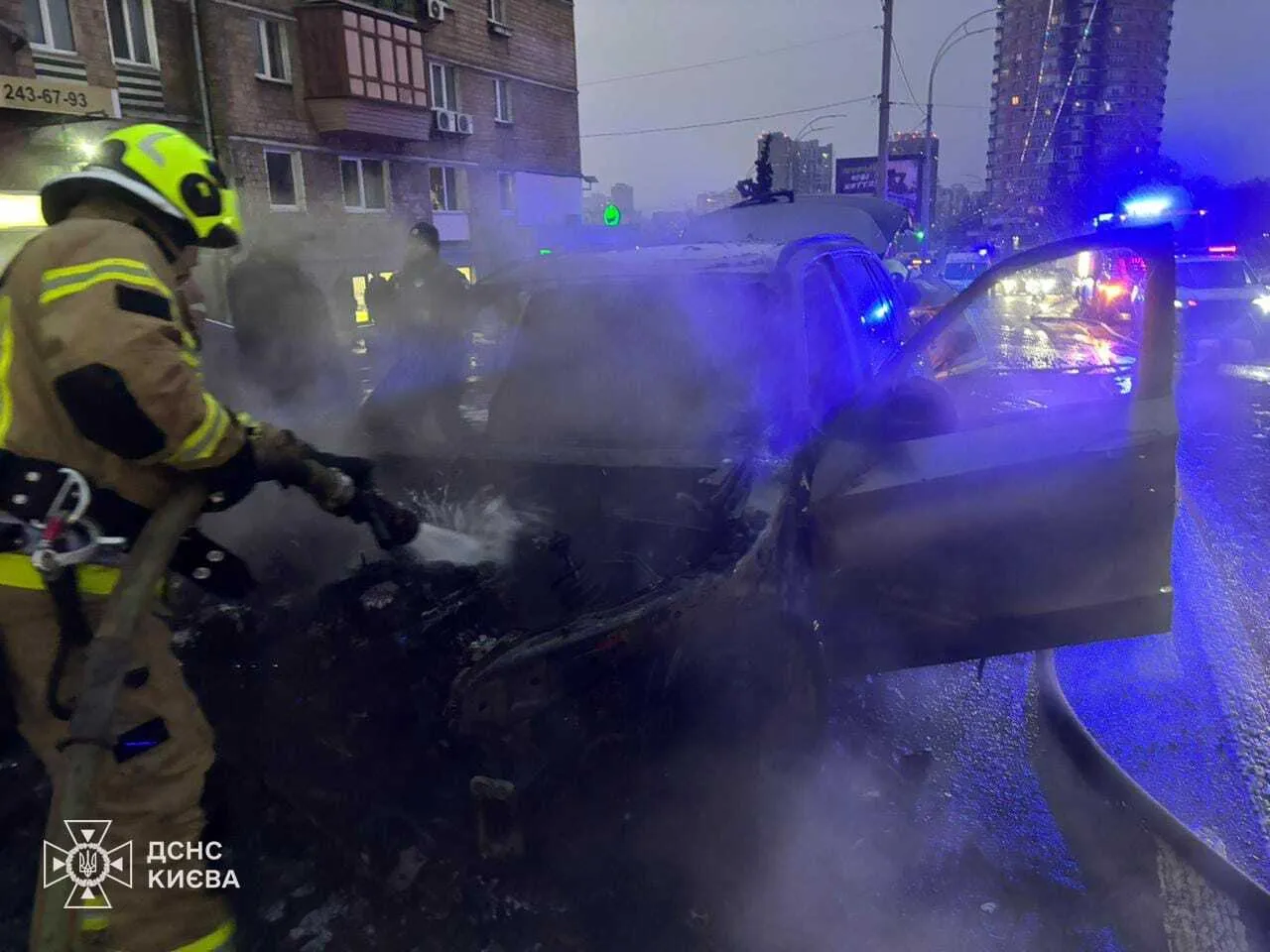У Києві на Солом’янці під час руху загорівся BMW. Подробиці НП та фото