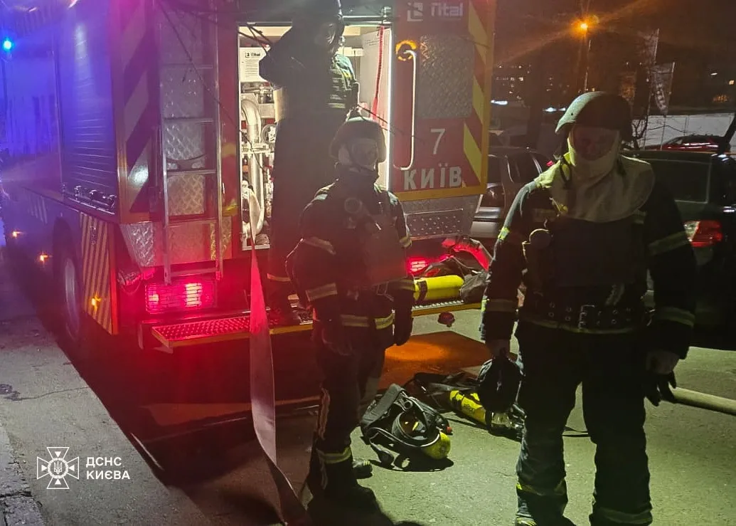 У Києві бійці ДСНС під час гасіння пожежі в квартирі врятували подружжя та їхнього песика. Фото та подробиці