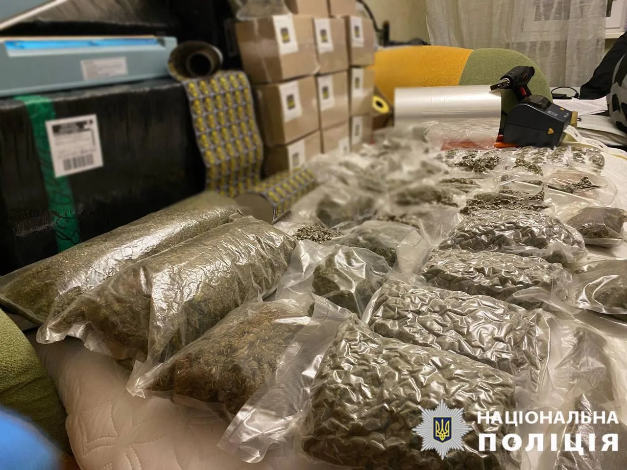 Вилучили "товару" на 5 млн грн: у Києві поліцейські викрили групу наркоторговців. Подробиці, фото та відео