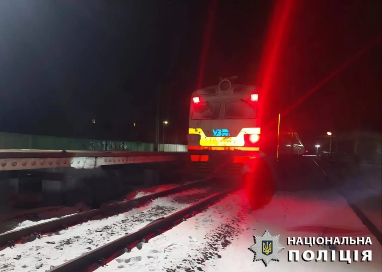 На Київщині потяг збив на смерть чоловіка. Подробиці трагедії та фото