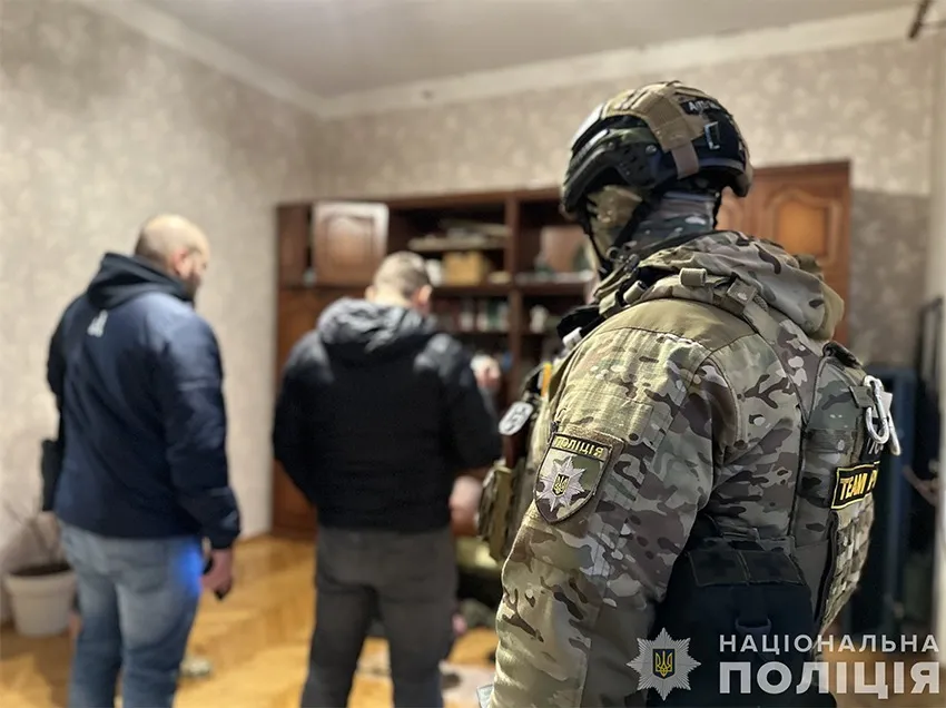 Збував трофейну зброю та боєприпаси: у Києві поліцейські викрили "бізнесмена". Подробиці та фото