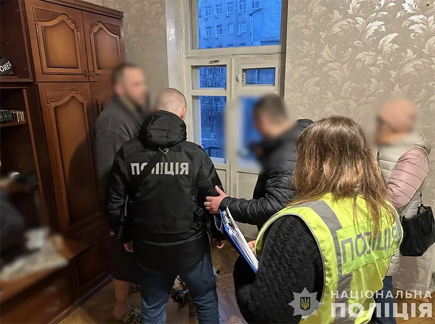 Збував трофейну зброю та боєприпаси: у Києві поліцейські викрили "бізнесмена". Подробиці та фото