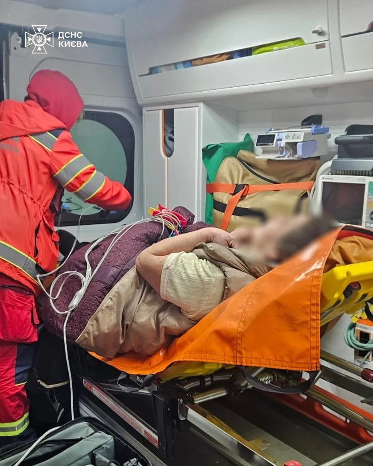 У Києві бійці ДСНС під час гасіння пожежі в квартирі врятували подружжя та їхнього песика. Фото та подробиці