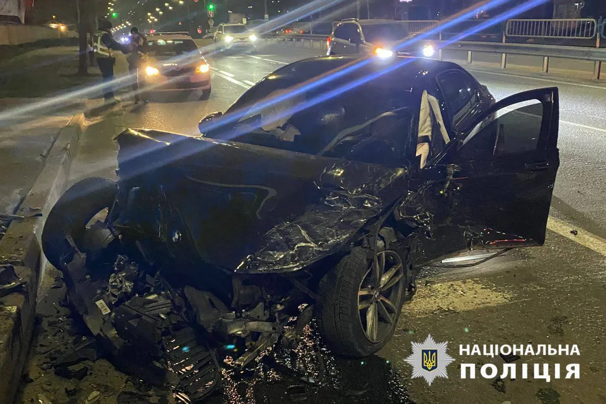У Києві BMW на швидкості протаранив Mazda: є постраждалі, порушник був п’яний. Фото й подробиці
