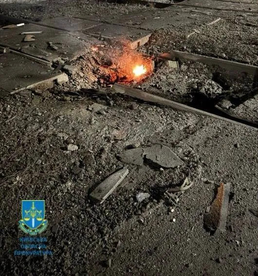 Росіяни атакували Київщину "Шахедами": у Бориспільському районі загинув залізничник, у столиці спалахнула пожежа. Фото й відео