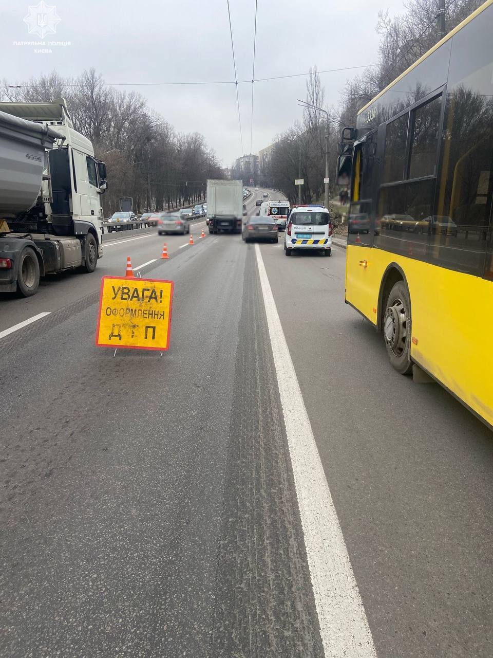 У Києві сталась потрійна ДТП за участі вантажівки: виник затор, на місці працювали лікарі. Фото та відео