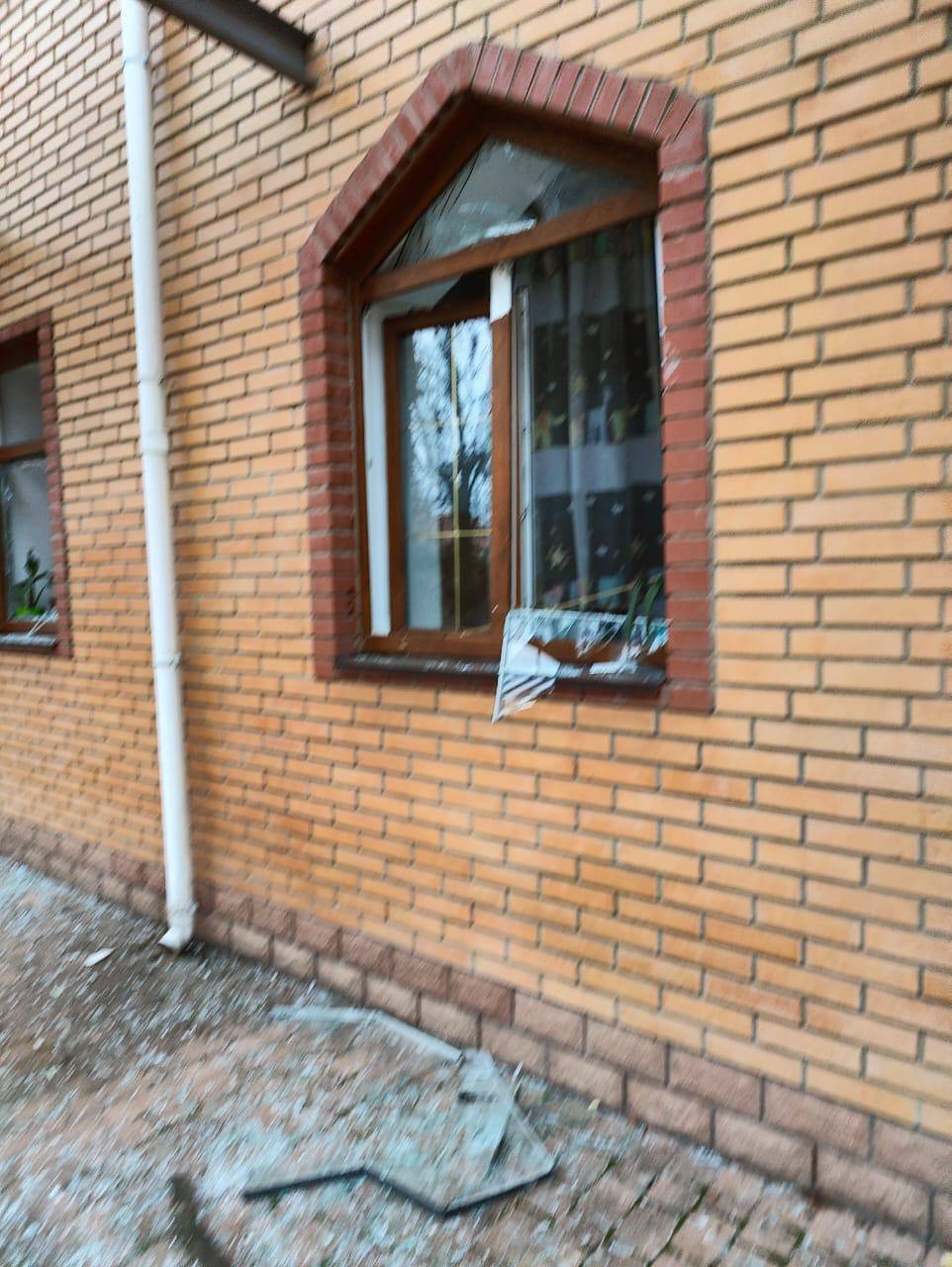Пошкоджено школи та дитсадок: у КОВА розповіли про наслідки російської атаки на Київщину. Фото