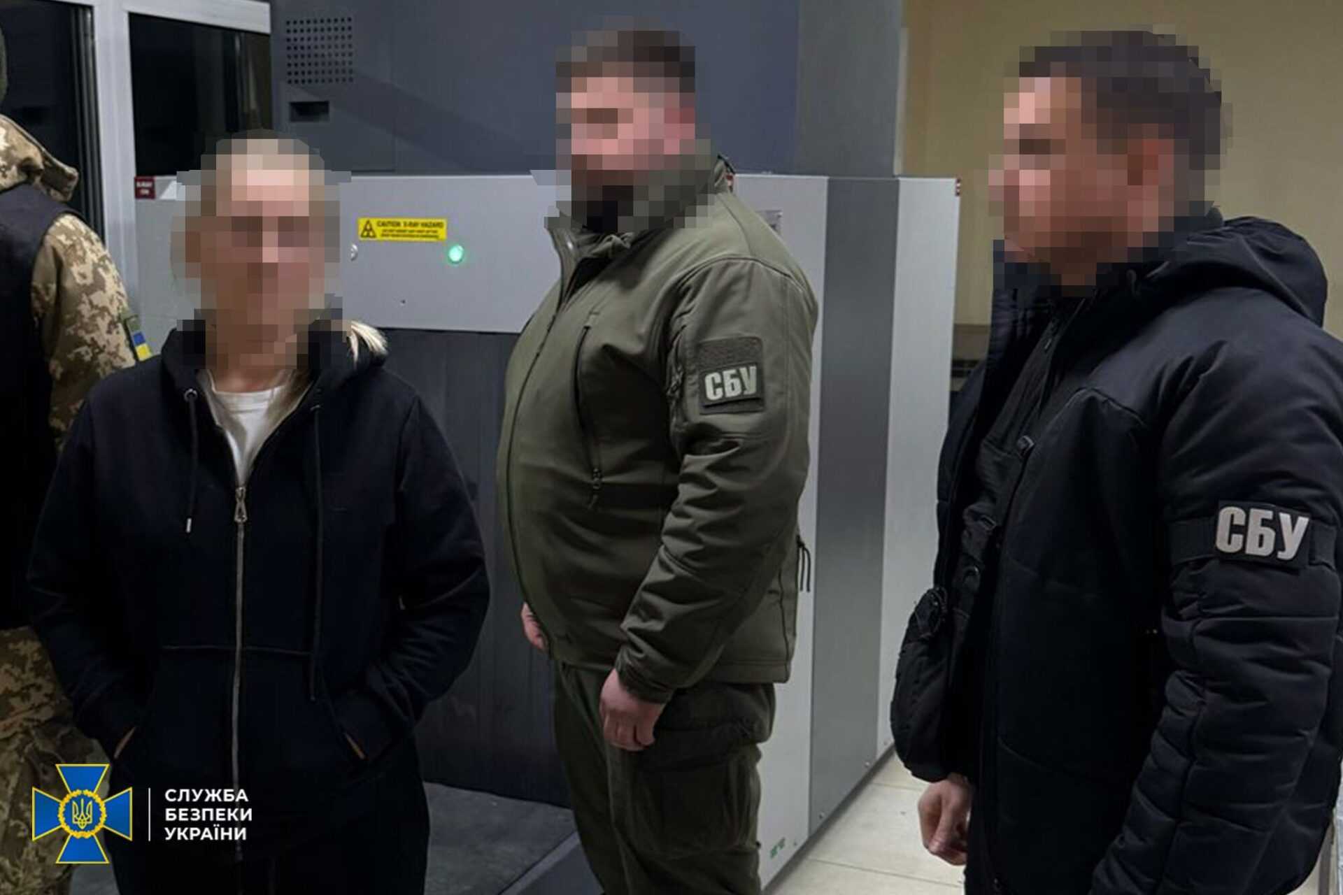 Група компаній із Київщини постачала товари для міноборони РФ: затримано їхню бухгалтерку, яка хотіла втекти за кордон. Фото