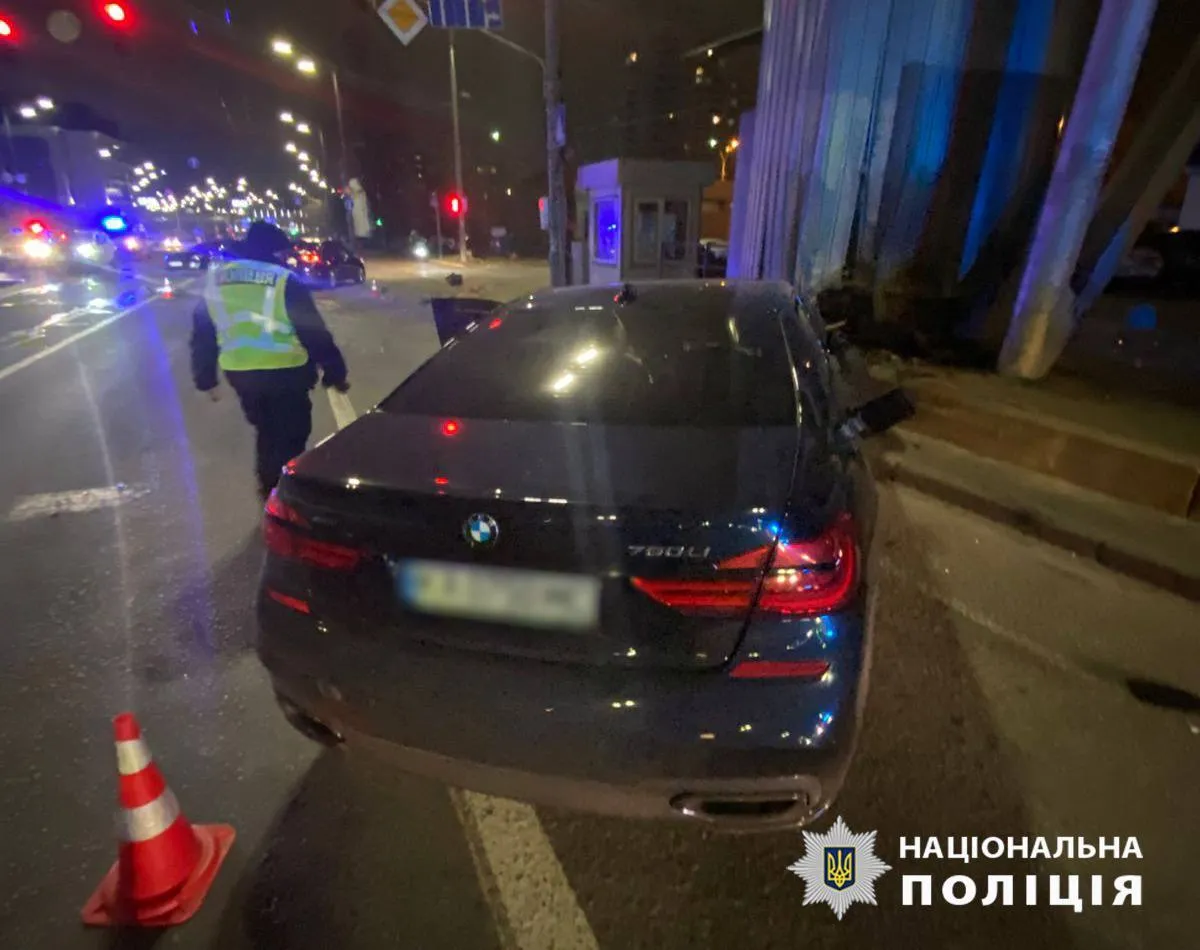 У Києві BMW на швидкості протаранив Mazda: є постраждалі, порушник був п’яний. Фото й подробиці
