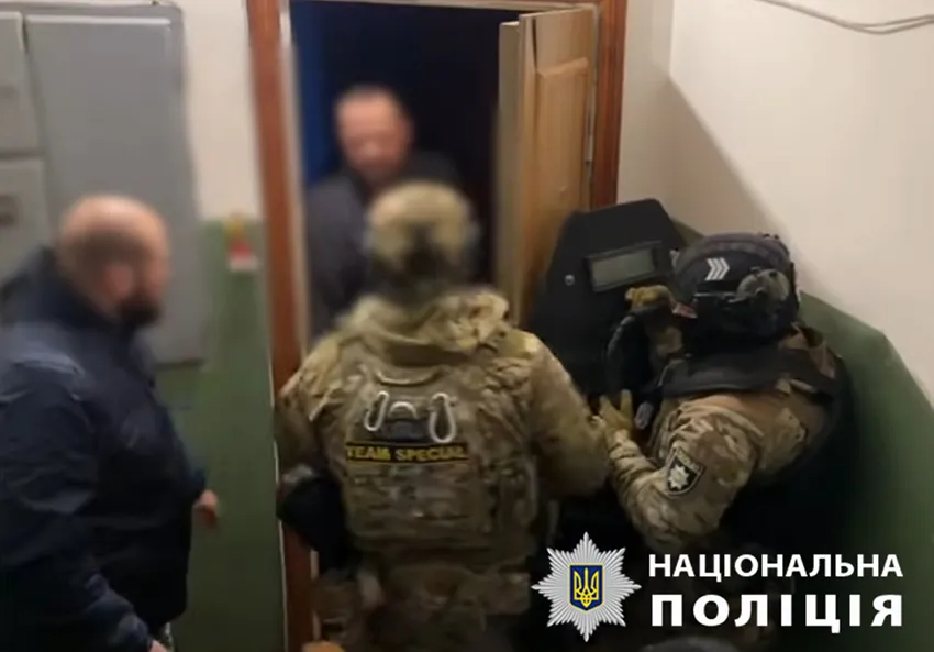 Збував трофейну зброю та боєприпаси: у Києві поліцейські викрили "бізнесмена". Подробиці та фото