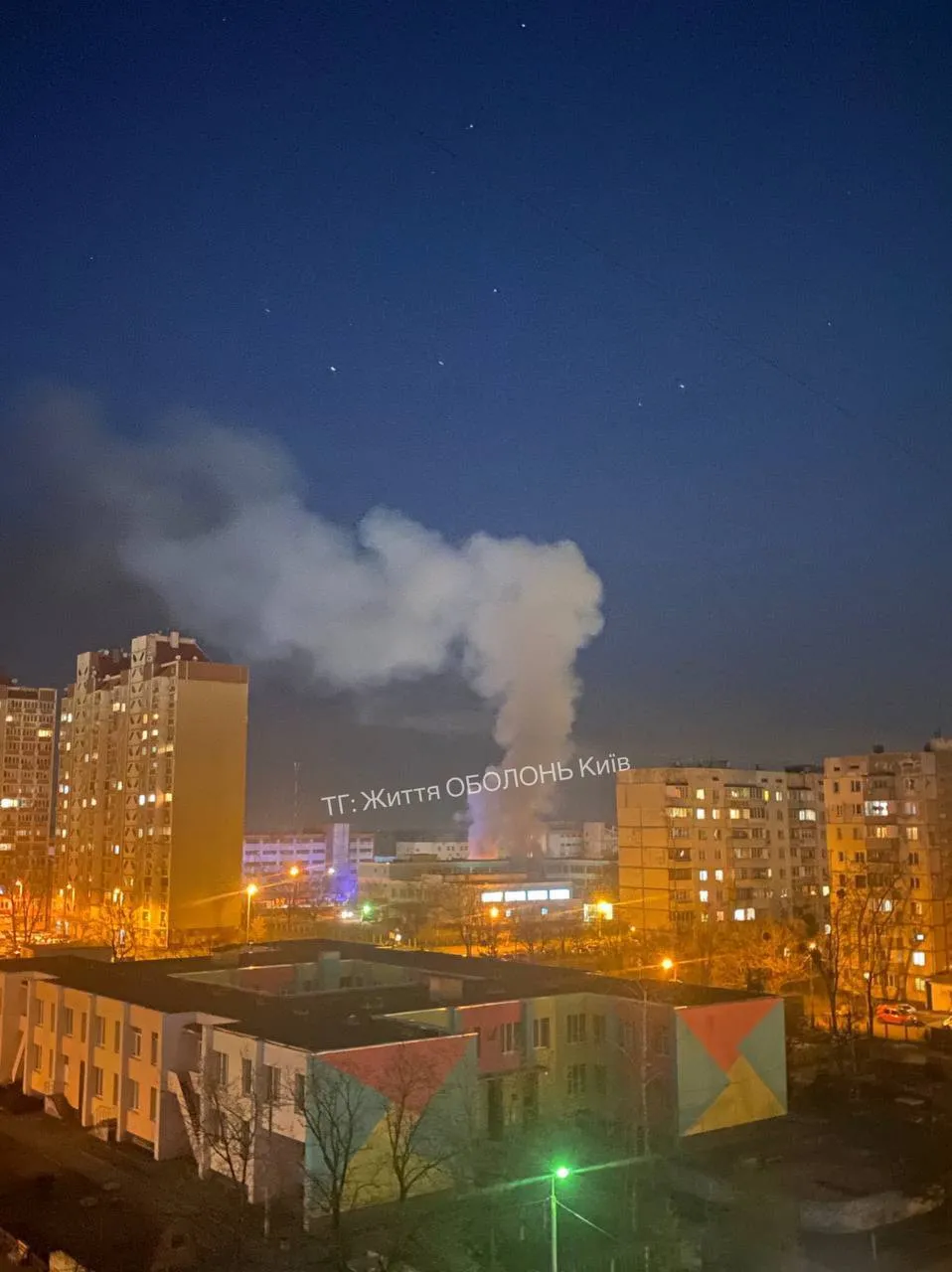 У Києві горів один з ліцеїв на Оболоні: рятувальники задіяли три пожежні машини. Фото і відео
