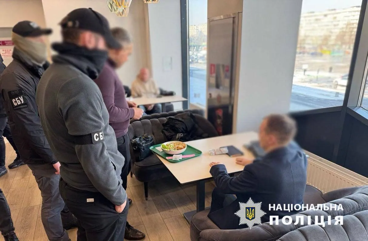 За $25 тис. допомагав "відшукати" у призовника невиліковну хворобу: у Києві затримали адвоката. Фото