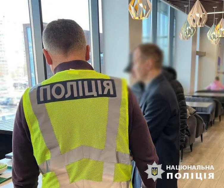 За $25 тис. допомагав "відшукати" у призовника невиліковну хворобу: у Києві затримали адвоката. Фото