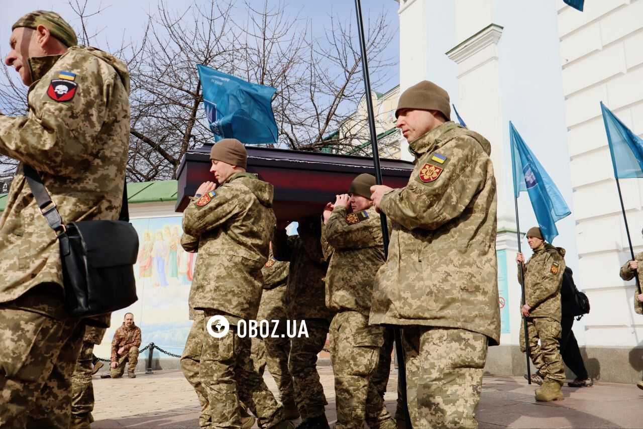 У Києві попрощались із захисником України Василем Ратушним. Фото та відео