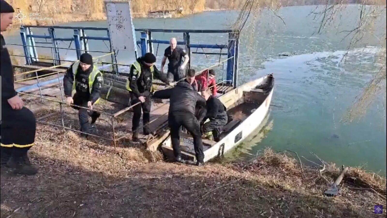 На Київщині врятували 12-річного хлопчика, який провалився під кригу. Подробиці, фото та відео