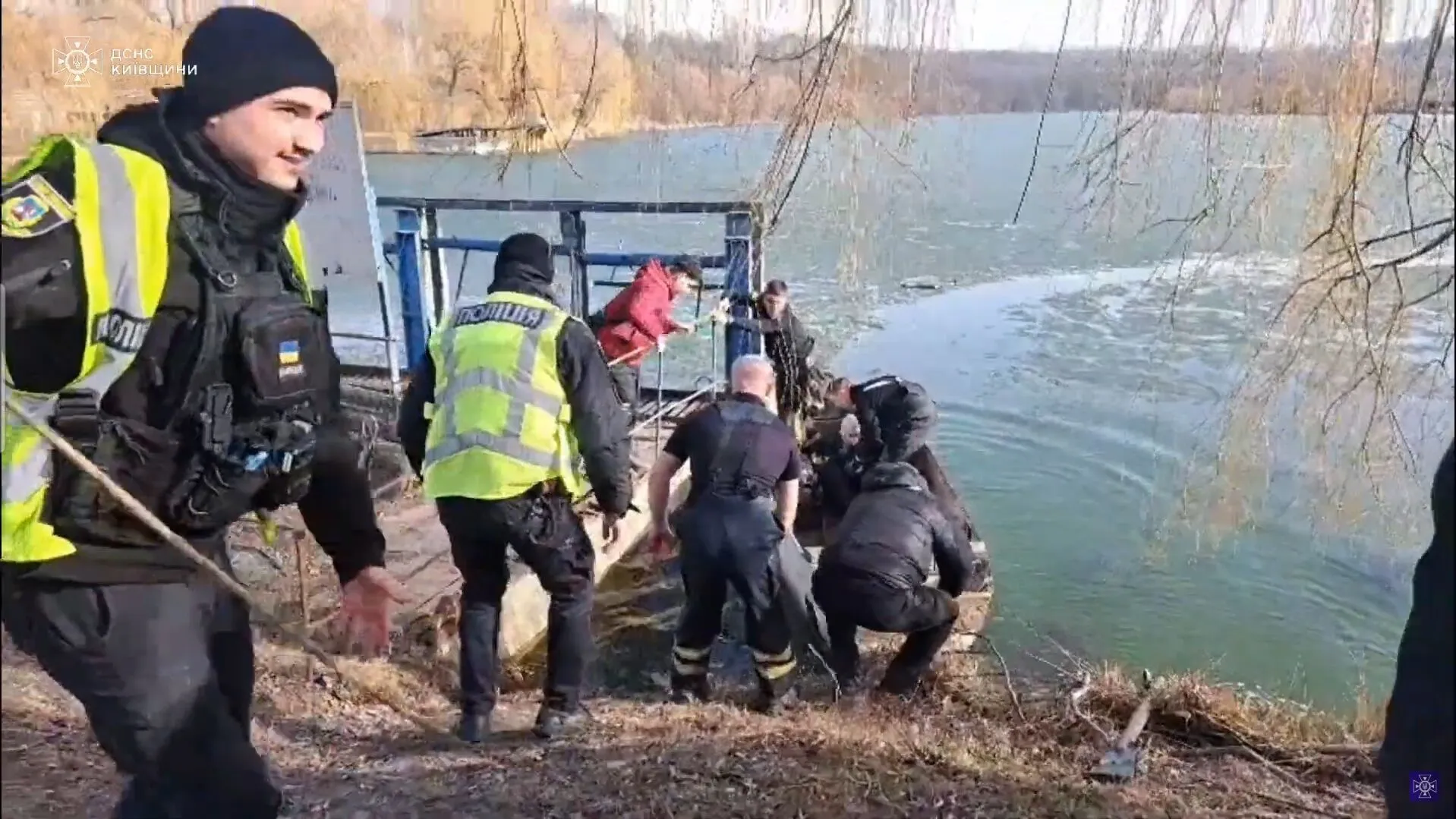 На Київщині врятували 12-річного хлопчика, який провалився під кригу. Подробиці, фото та відео