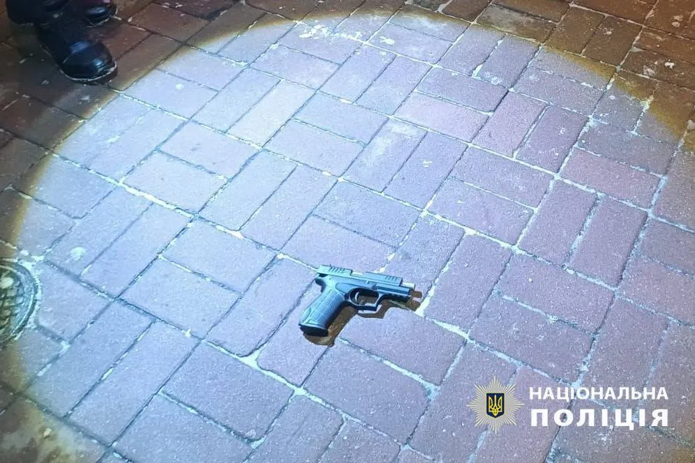 У центрі Києва чоловік під час сварки з перехожим влаштував стрілянину. Подробиці та фото
