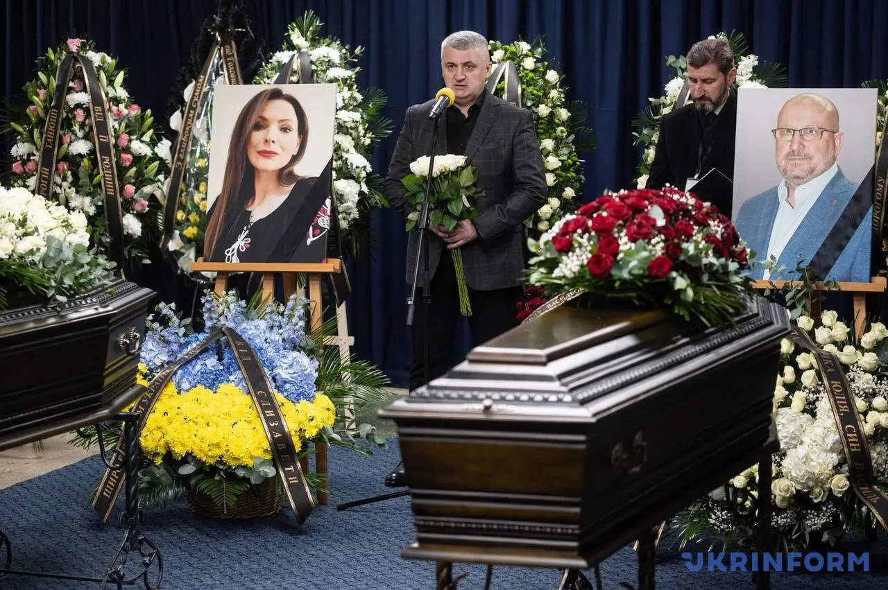 У Києві попрощались із журналісткою Тетяною Кулик та її чоловіком, які загинули внаслідок атаки РФ. Фото
