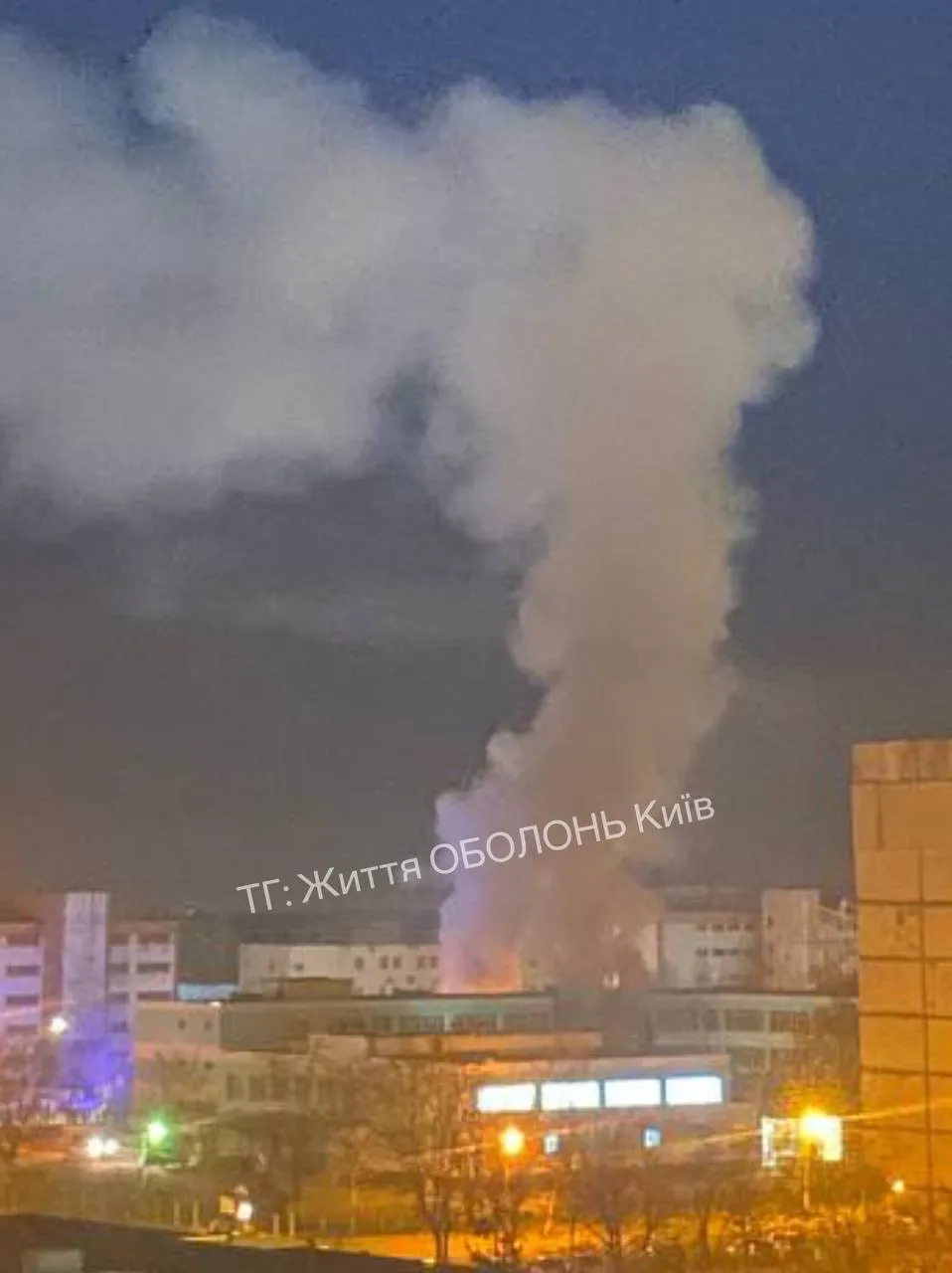 У Києві горів один з ліцеїв на Оболоні: рятувальники задіяли три пожежні машини. Фото і відео