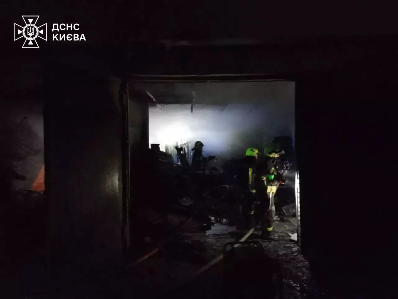 У Києві горів один з ліцеїв на Оболоні: рятувальники задіяли три пожежні машини. Фото і відео