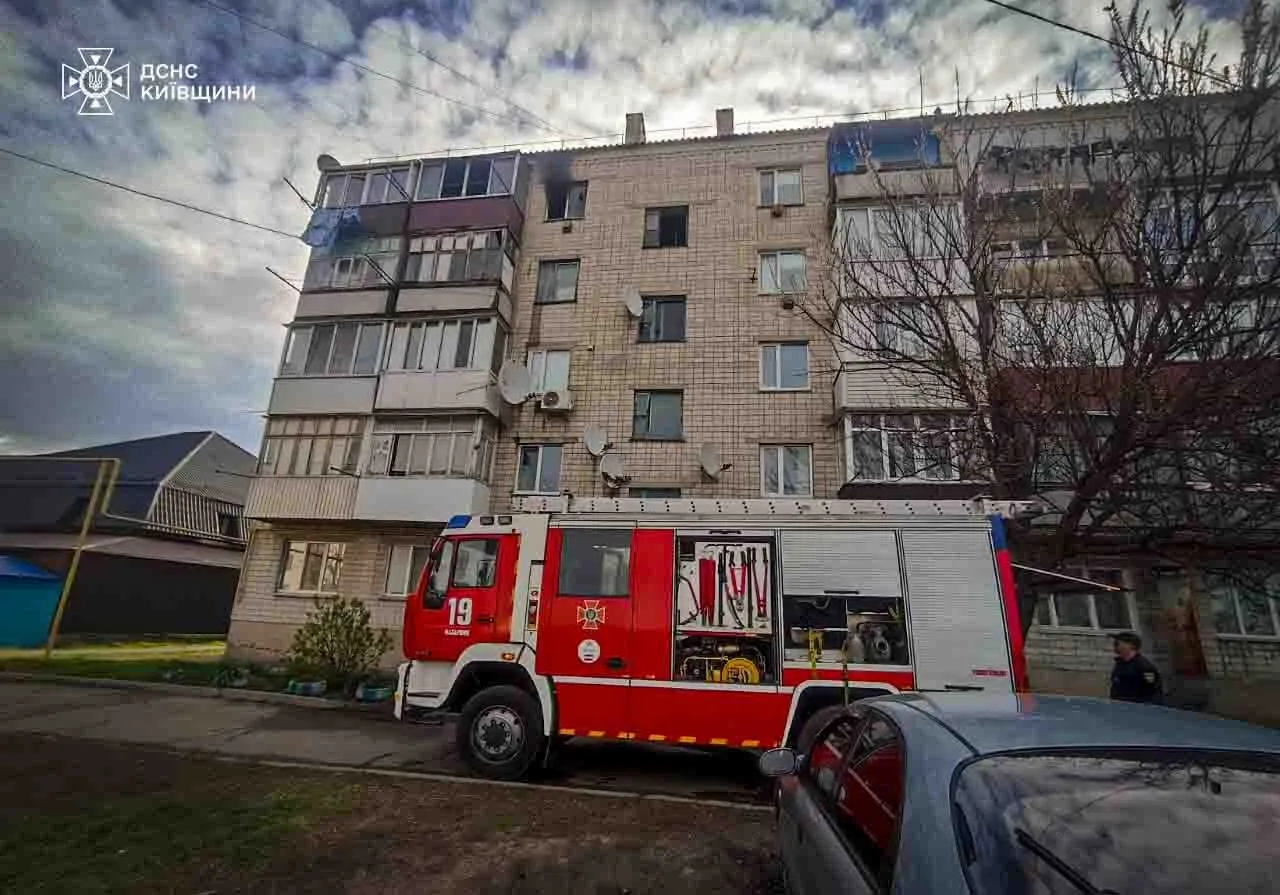 На Київщині жінка випала з балкона палаючої квартири на п’ятому поверсі. Подробиці та фото