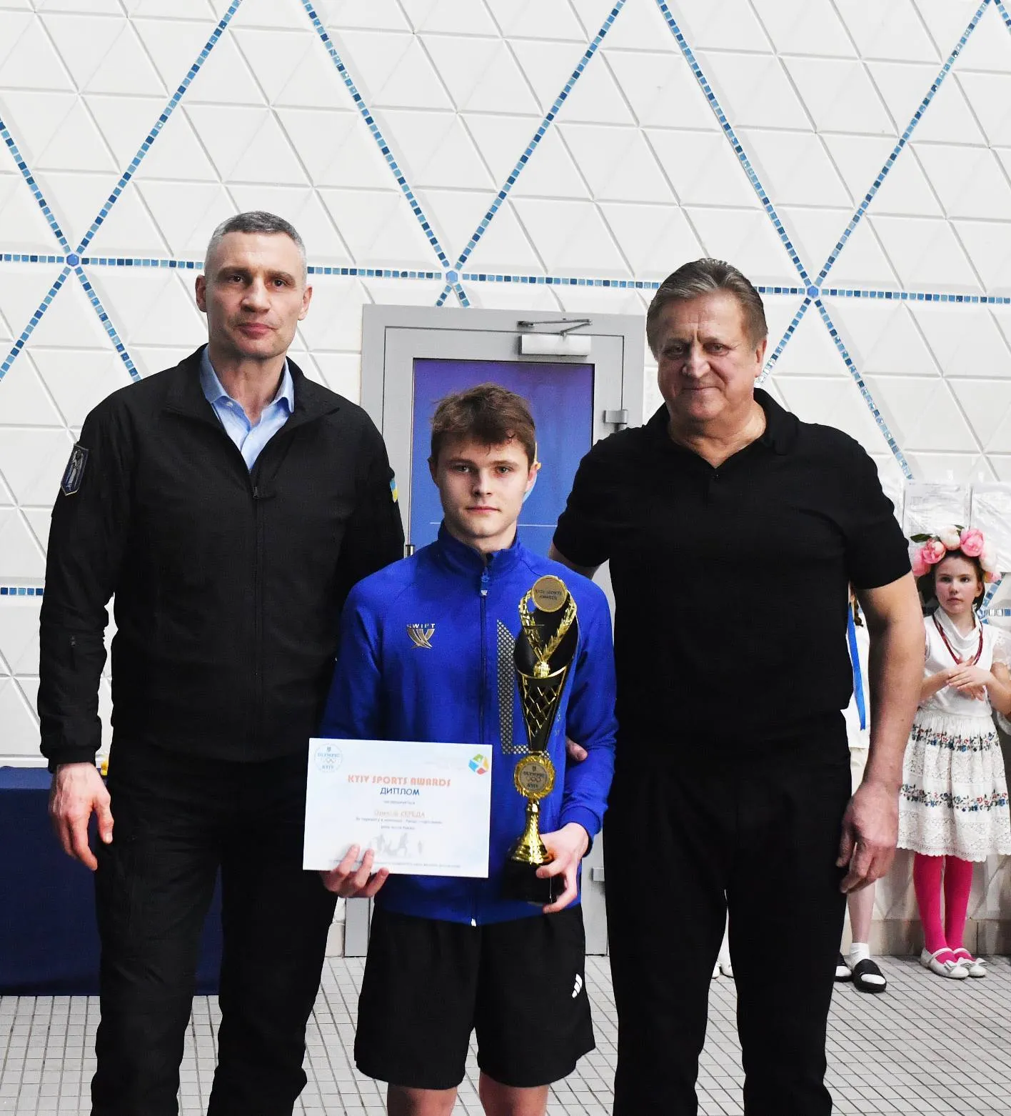 "Постійно під обстрілами": український чемпіон вперше виступив після Олімпіади-2024, отримав 15-річного напарника і нагороду від Кличка