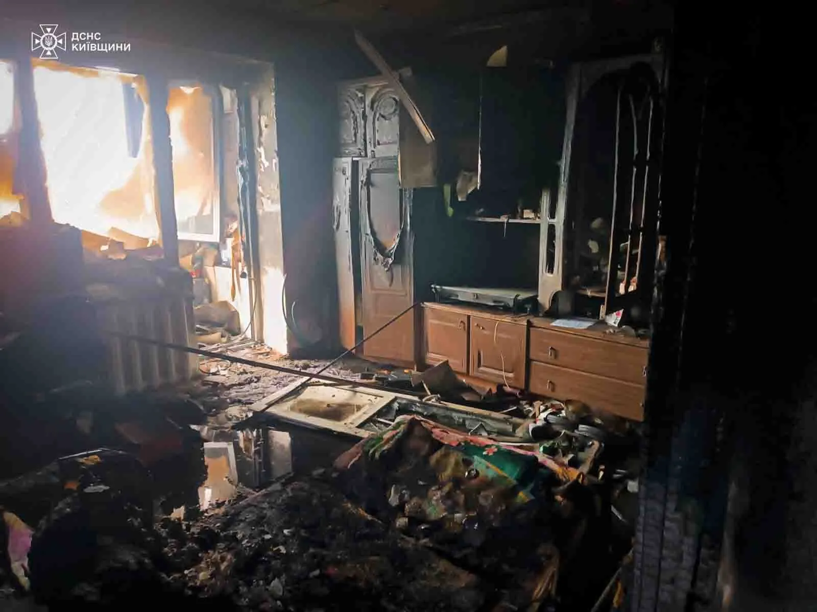 На Київщині жінка випала з балкона палаючої квартири на п’ятому поверсі. Подробиці та фото