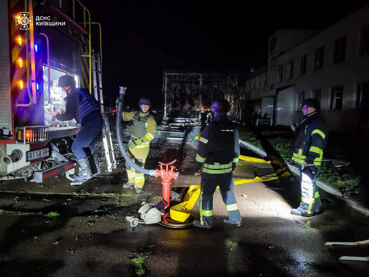 Спалахнули пожежі, є постраждалі: війська Росії атакували "Шахедами" Київщину. Фото