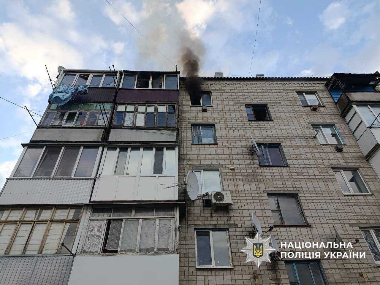 На Київщині жінка випала з балкона палаючої квартири на п’ятому поверсі. Подробиці та фото