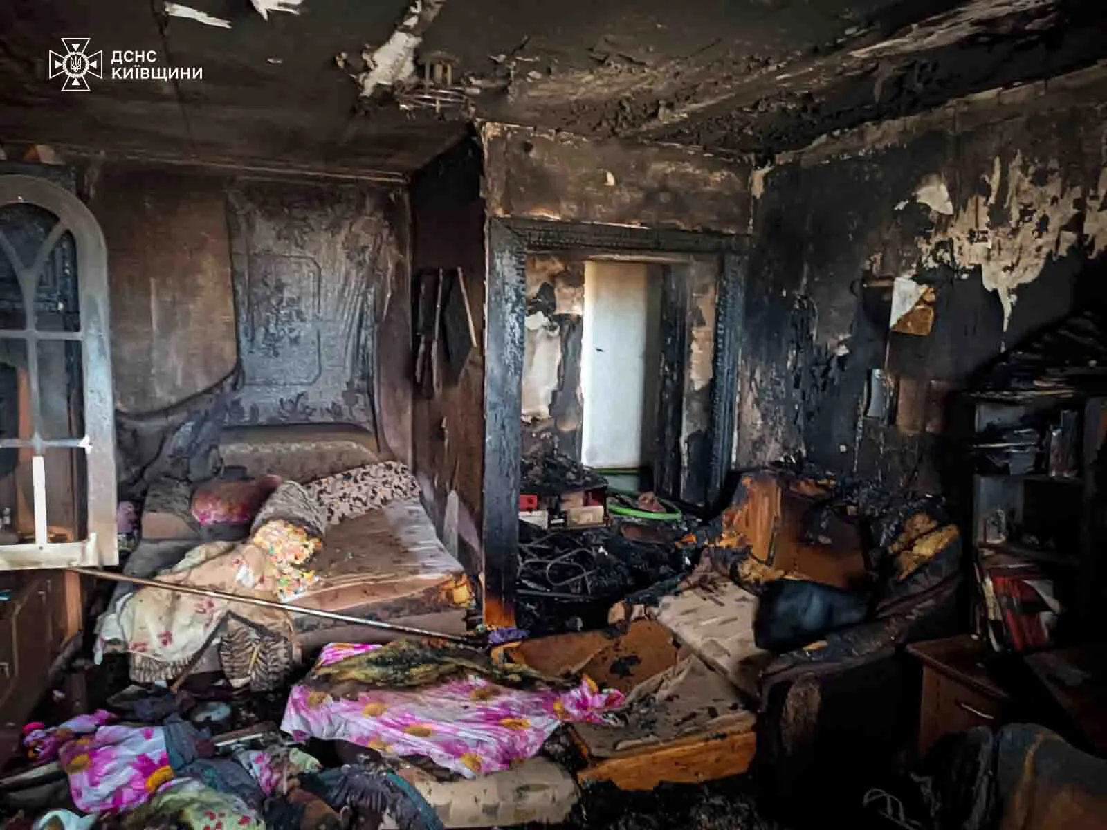 На Київщині жінка випала з балкона палаючої квартири на п’ятому поверсі. Подробиці та фото