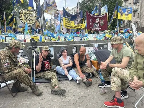 Ветеран війни сьомий день голодує на Майдані через будівництво Національного військового кладовища: чого він вимагає