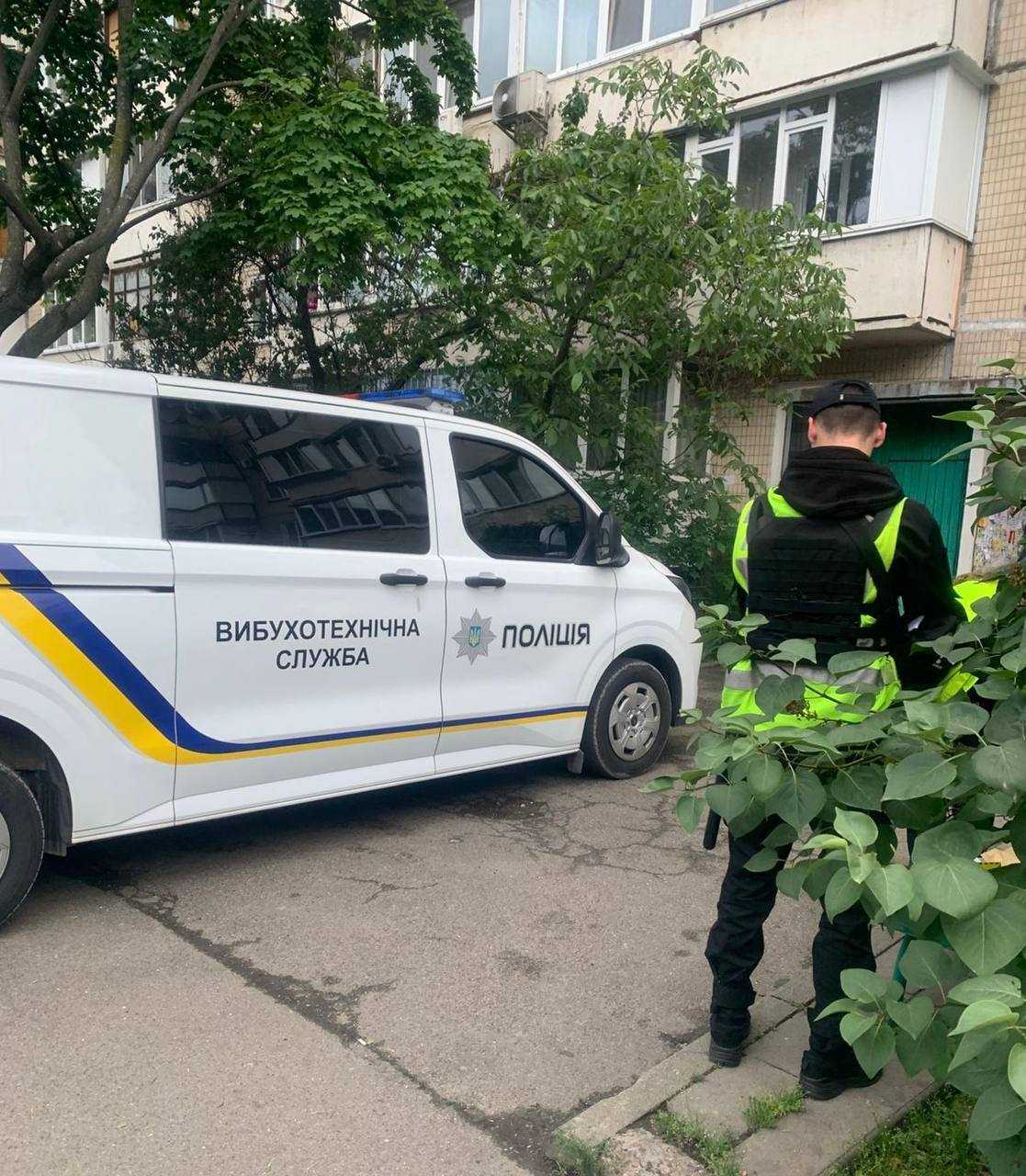 У Києві на Оболоні чоловік кинув з вікна навчальну гранату: поліція з'ясовує обставини вибуху. Фото