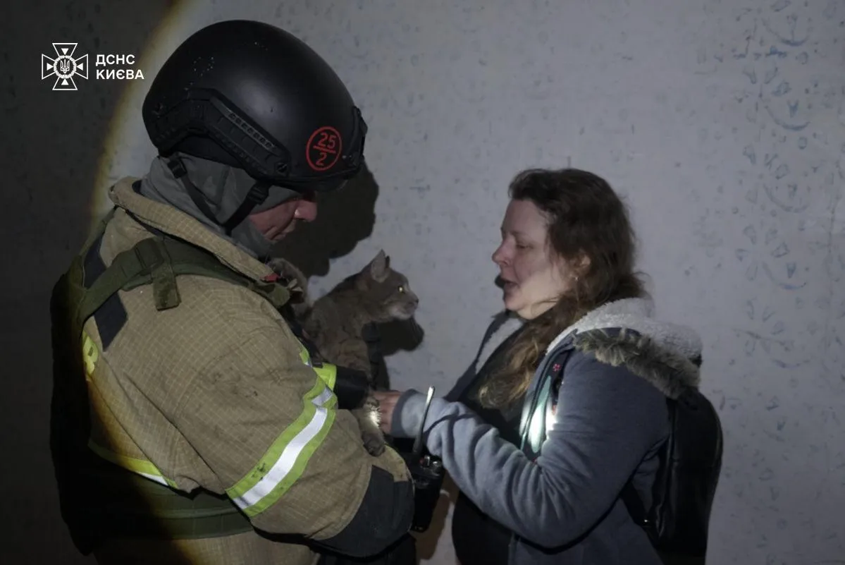 Пошкоджені житлові будинки і вибито сотні вікон: у Києві озвучили наслідки нічної атаки "Шахедів". Фото