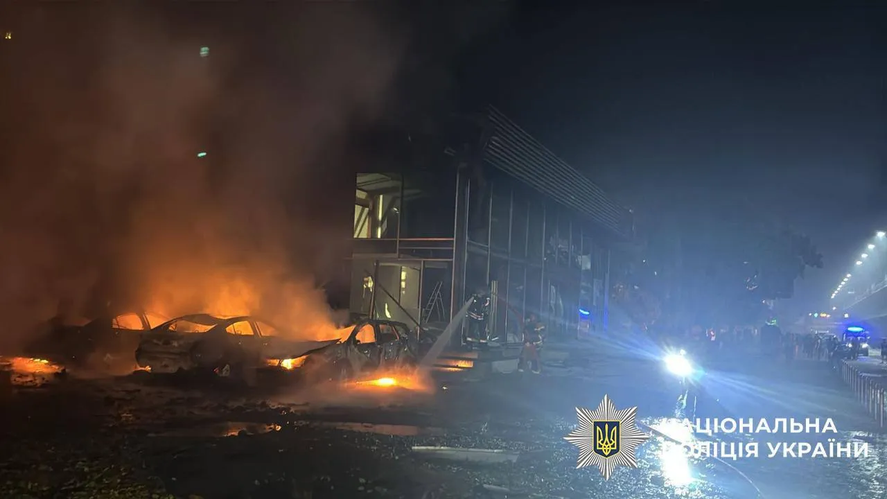 Пошкоджені житлові будинки і вибито сотні вікон: у Києві озвучили наслідки нічної атаки "Шахедів". Фото