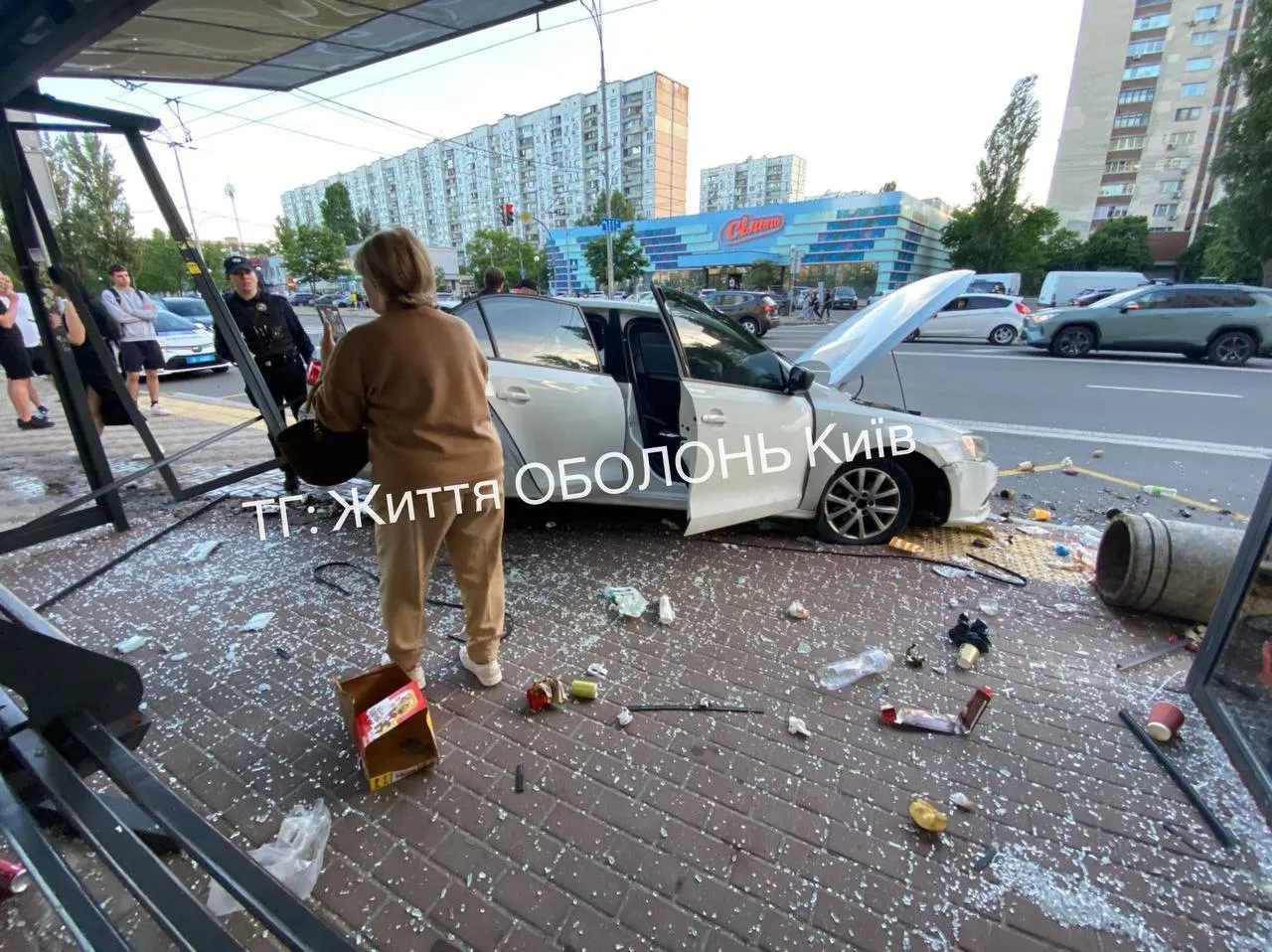 У Києві на Оболоні автомобіль протаранив зупинку громадського транспорту: що відомо про наслідки. Фото й відео
