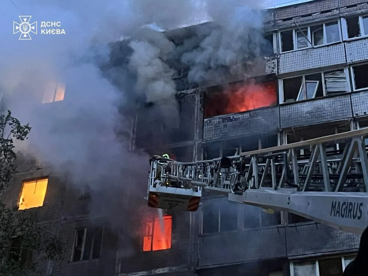 Росія атакувала Київ балістикою і "Шахедами": загинули мати і син, серед постраждалих – діти. Фото