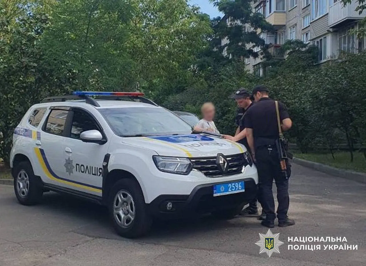 У Києві дві породисті собаки важко травмували жінку: поламали ногу та прокусили вену. Усі подробиці та відео