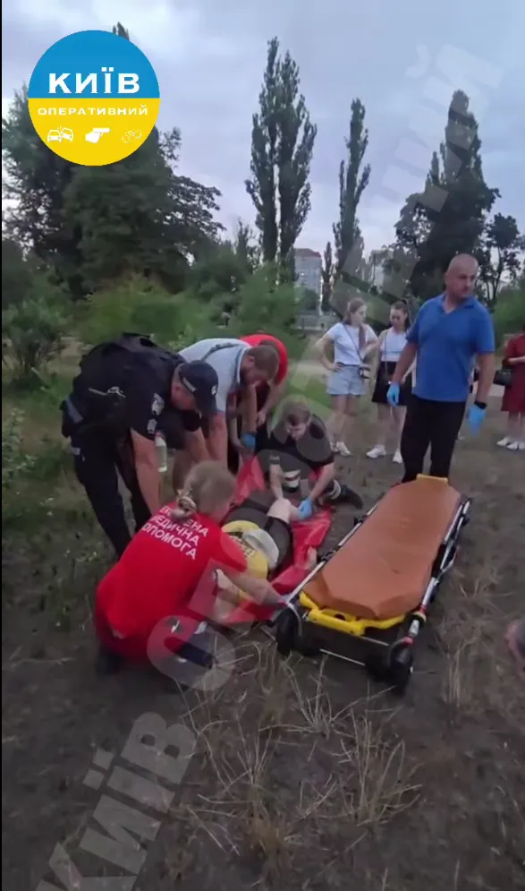У Києві дві породисті собаки важко травмували жінку: поламали ногу та прокусили вену. Усі подробиці та відео