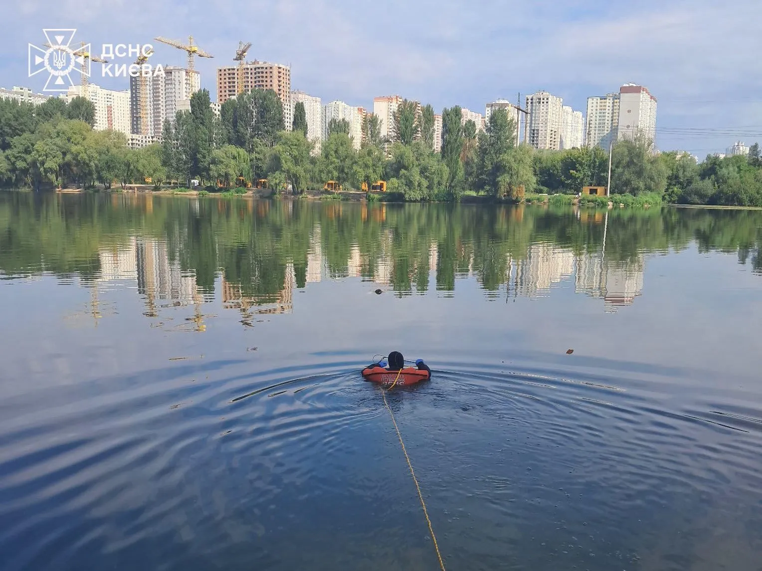 У Києві на Позняках в озері виявили тіло чоловіка. Подробиці трагедії та фото