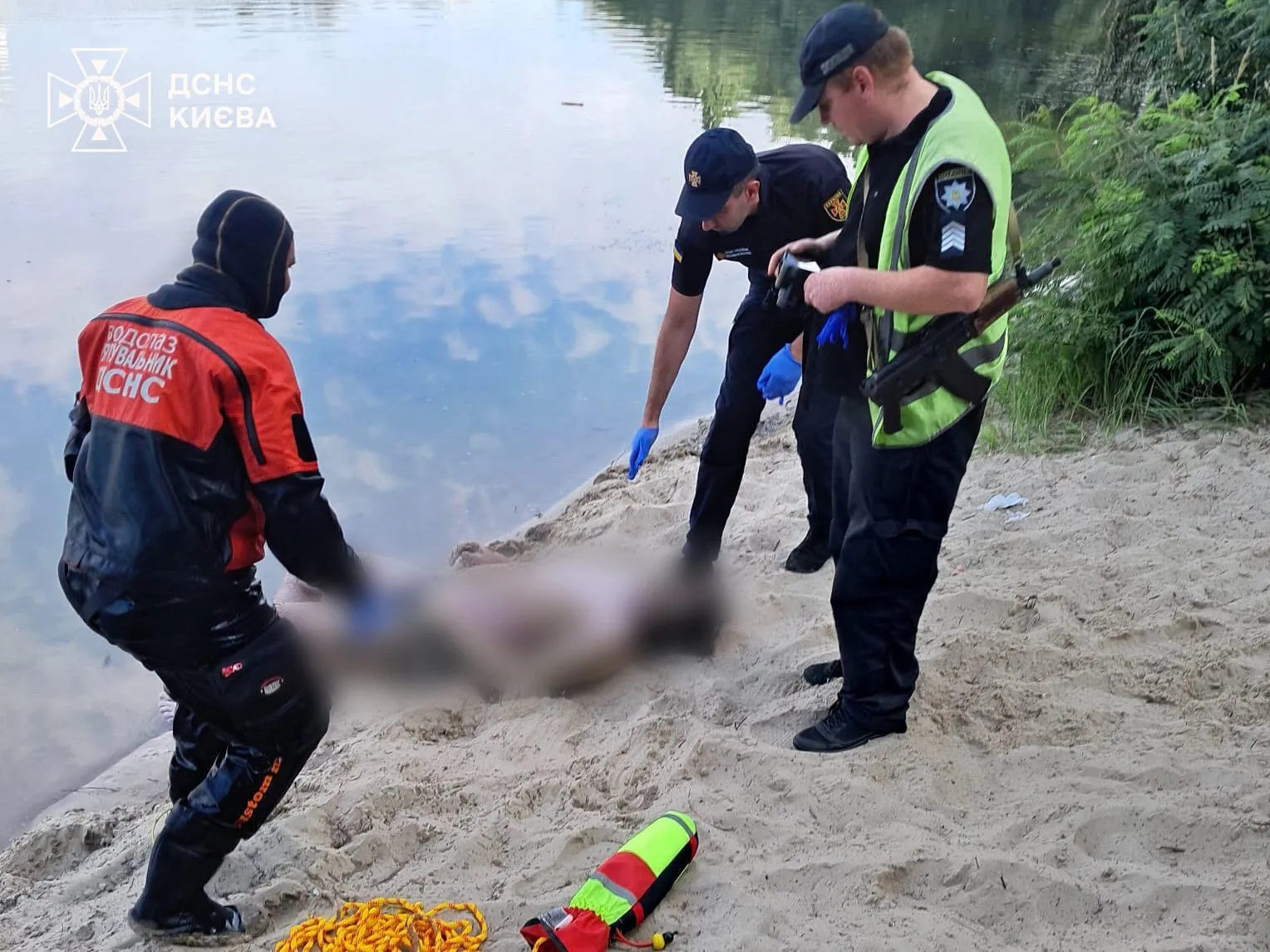 У Києві на Позняках в озері виявили тіло чоловіка. Подробиці трагедії та фото