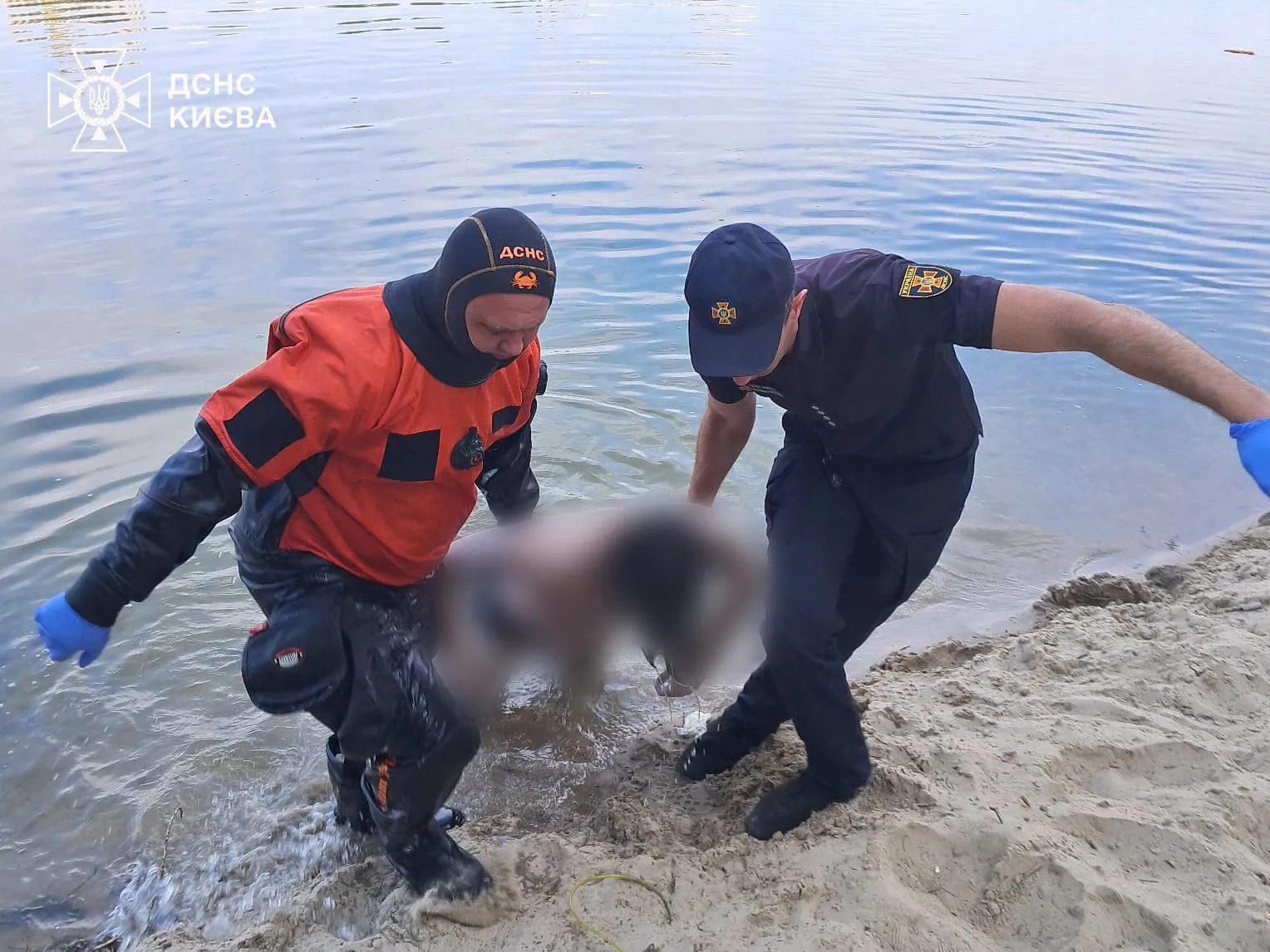 У Києві на Позняках в озері виявили тіло чоловіка. Подробиці трагедії та фото