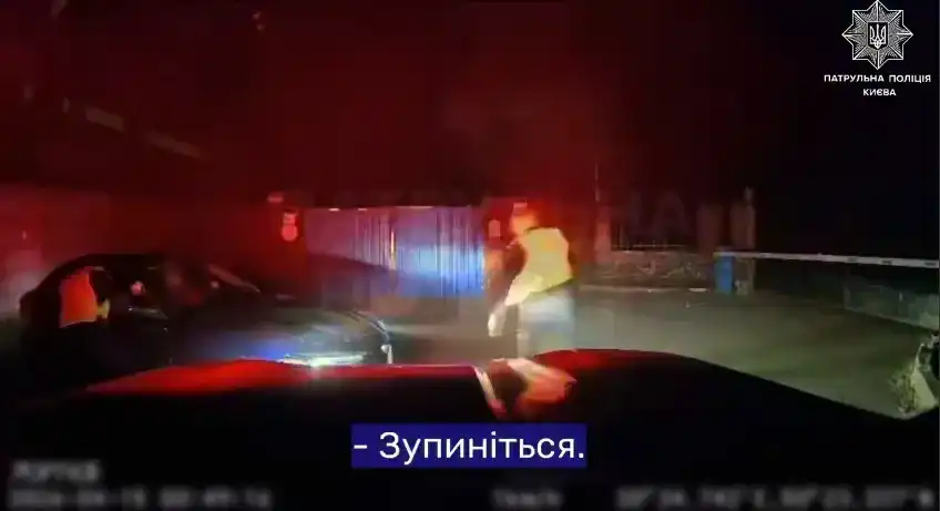 У Києві патрульні влаштували погоню за п’яним водієм, який наїхав на поліцейського: застосували зброю. Відео