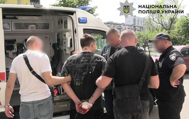 У Києві чоловік зірвався з 11 поверху, тікаючи від росіянина