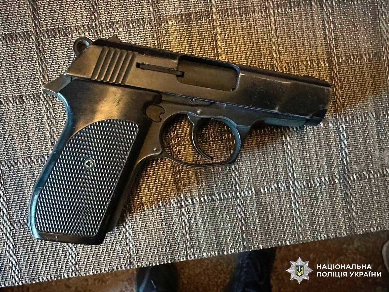 У Києві жінка через зауваження влаштувала стрілянину у дворі будинку: є поранений. Подробиці та фото
