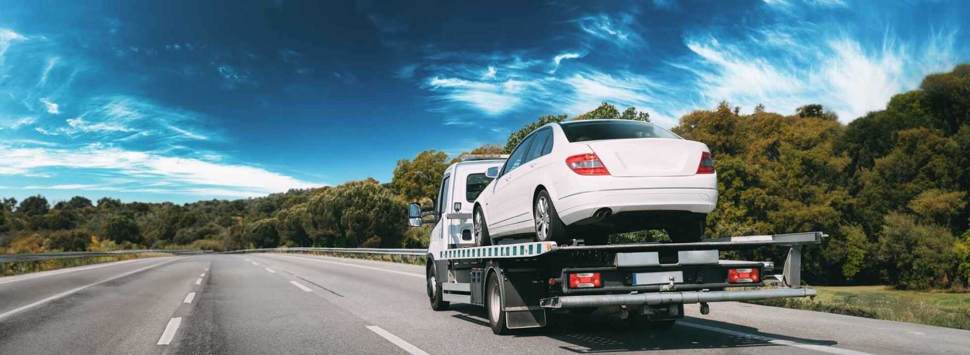 Перевезення авто по Україні: у яких випадках евакуатор вигідніший за перегін