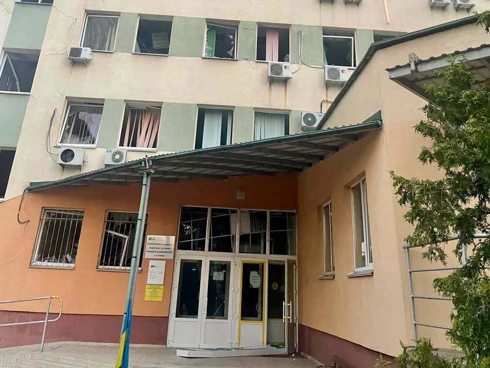 У Києві під час атаки РФ було пошкоджено одну з будівель податкової. Подробиці та фото