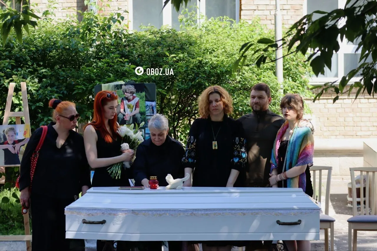 "Мріяв стати програмістом": у Києві попрощалися із 12-річним хлопцем, якого 5 червня вбив водій Mercedes. Фото та відео
